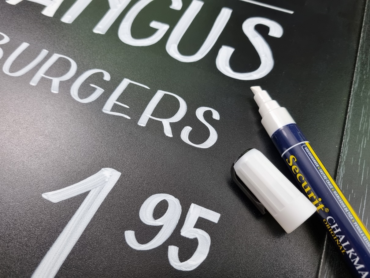 krijtstift-verwijderen-krijtbord-schoonmaken