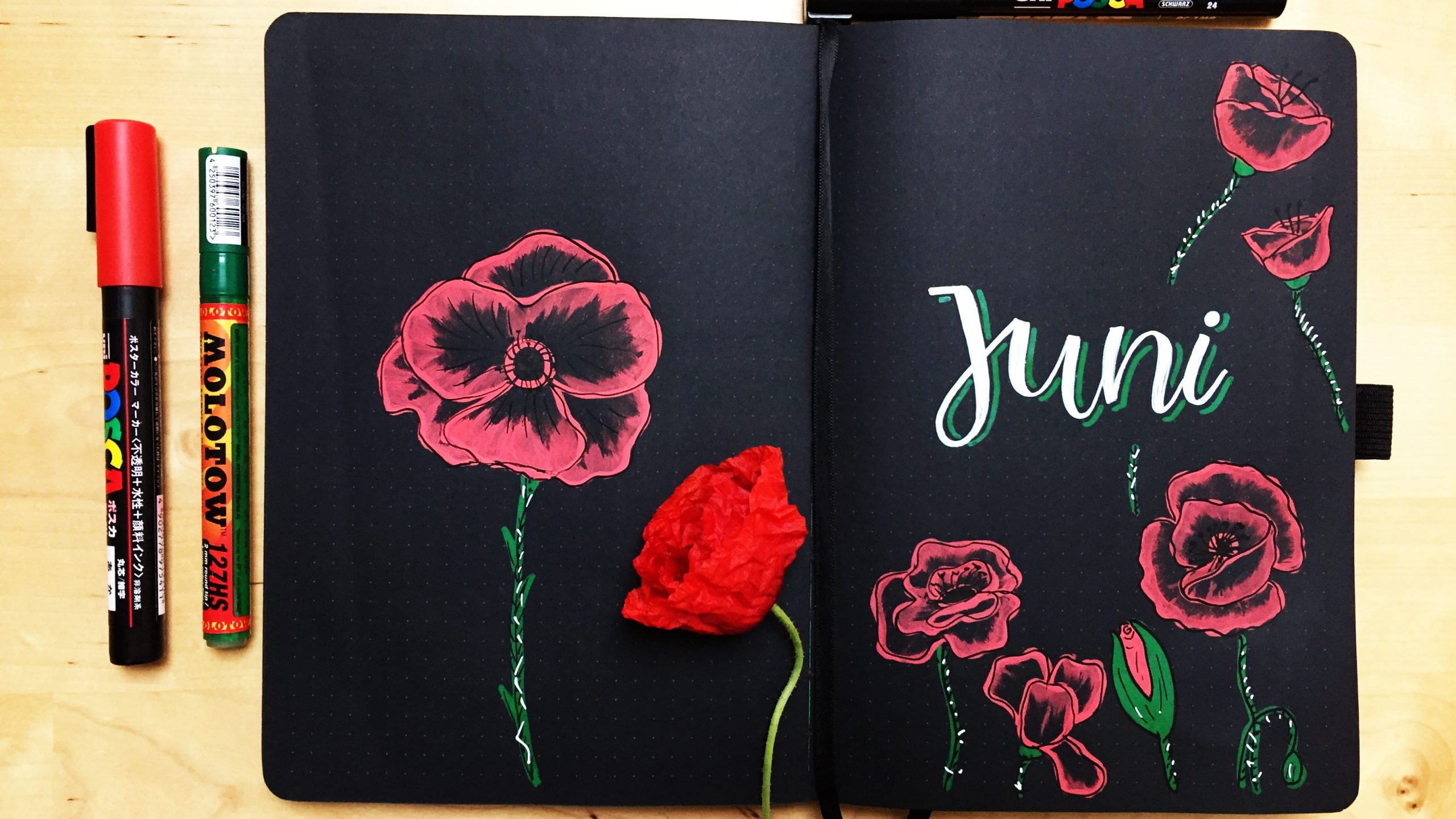 Klaprozen tekenen in bullet journal met zwart papier