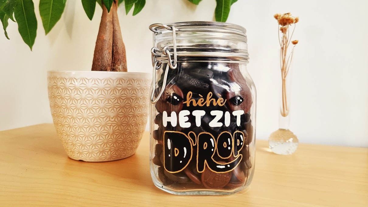Handletteren-op-een-glazen-pot-drop