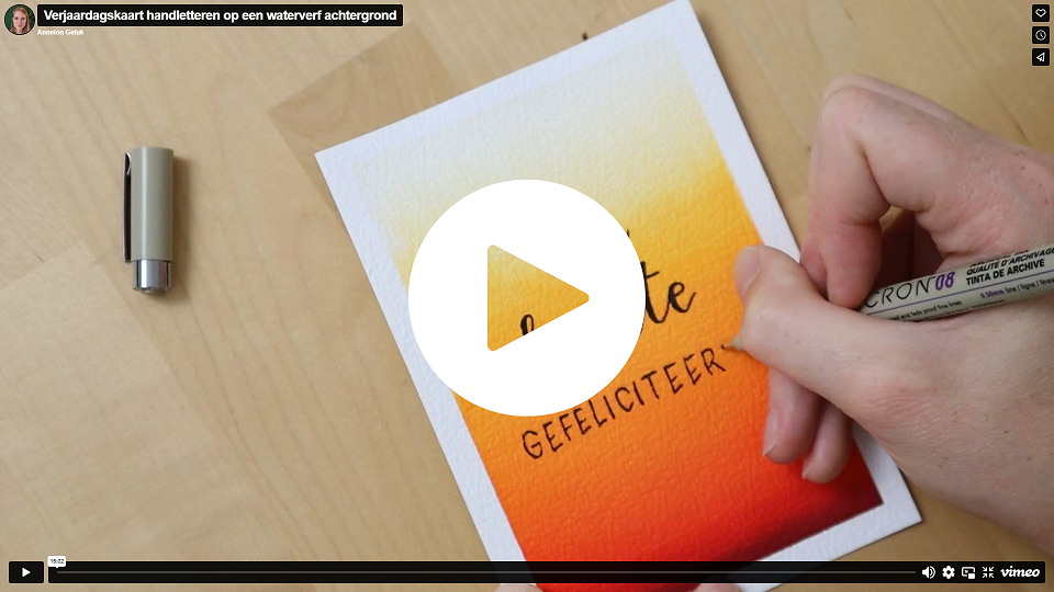 Verjaardagskaart-handletteren-op-een-waterverf-achtergrond-Krijtgeluk