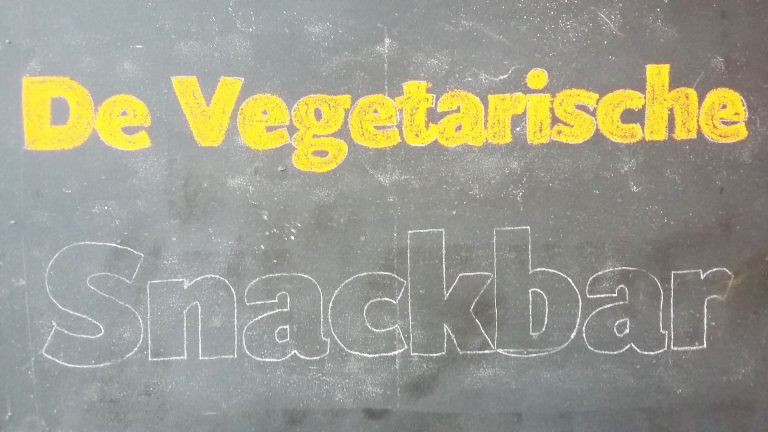 Een-logo-tekenen-op-een-krijtbord-overtrekken