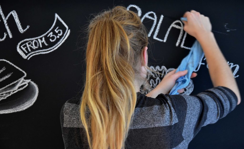 krijtbord-schrijven-geld-verdienen-werk