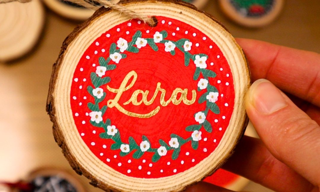 Handletter je eigen kerstdecoraties op houten boomstam schijven!