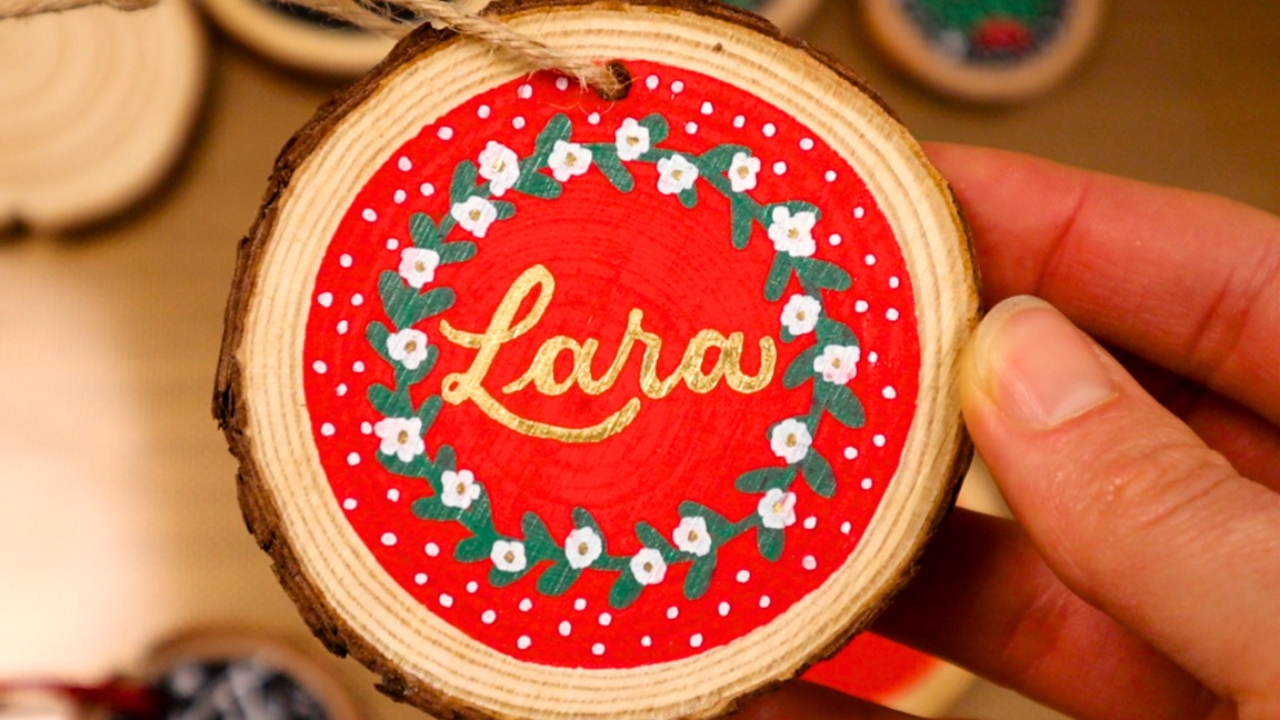 Handletter-je-eigen-kerstdecoraties-op-houten-boomstam-schijven