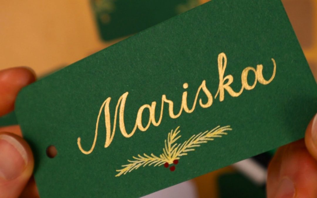 Zo schrijf je mooie namen op cadeaulabels voor de feestdagen!