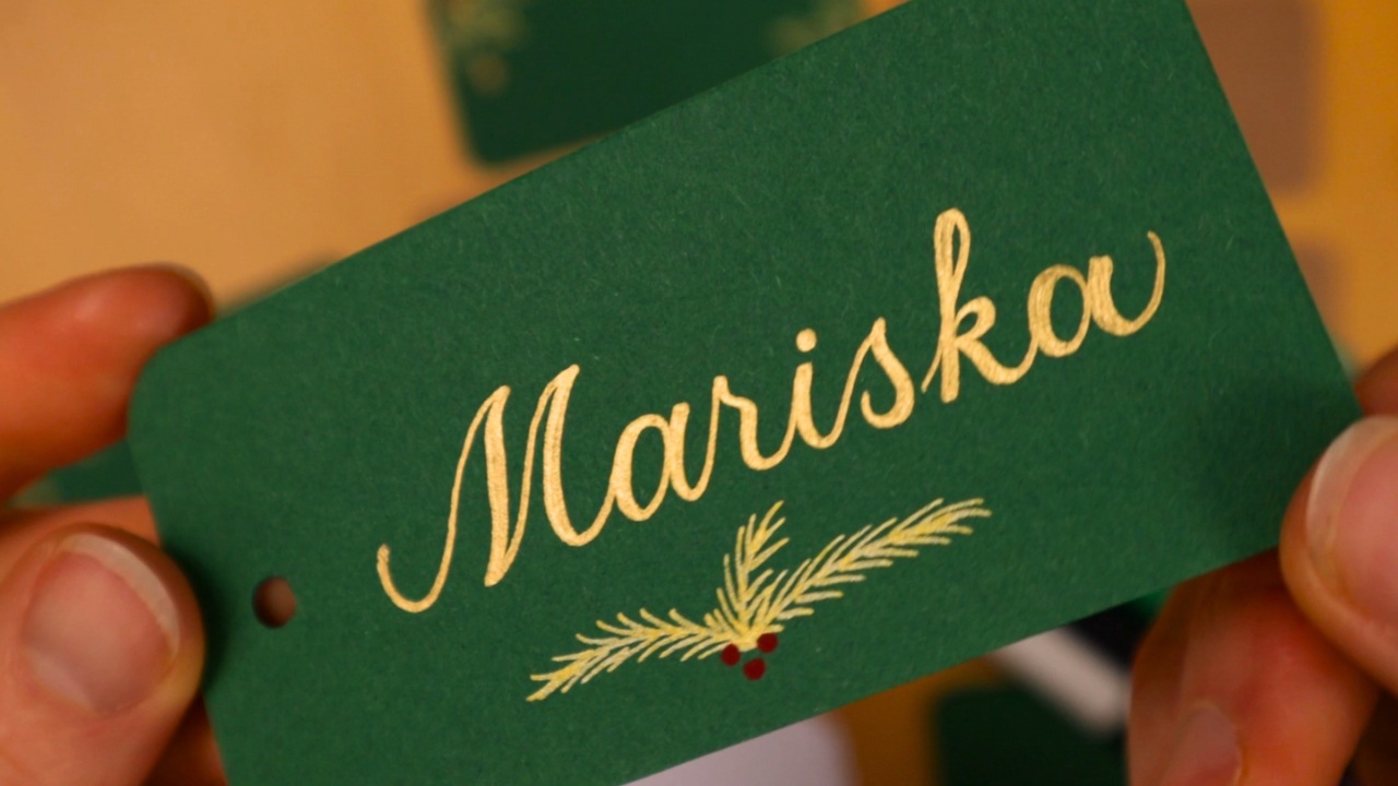 Zo-schrijf-je-mooie-namen-op-cadeaulabels-voor-de-feestdagen