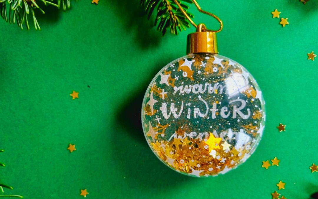 Hoe je een doorzichtige kerstbal kunt versieren (en hiervan een schudbol maakt!)