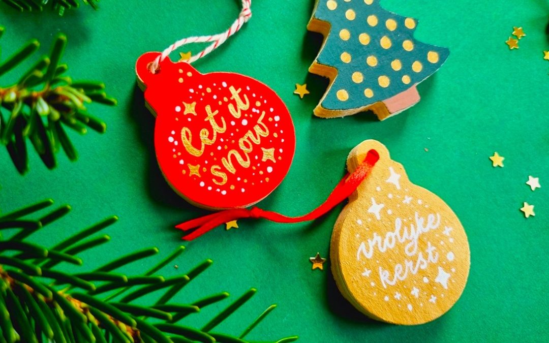 Houten schijfjes voor de kerst versieren met verfstiften!