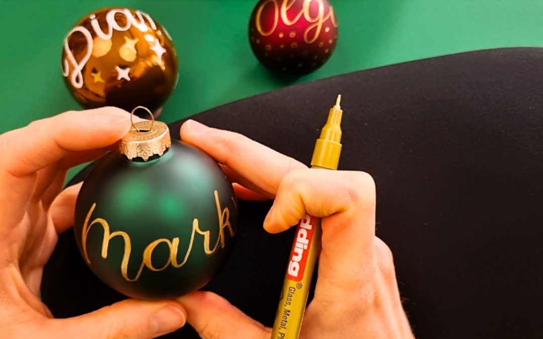 Namen handletteren op kerstballen doe je zo!