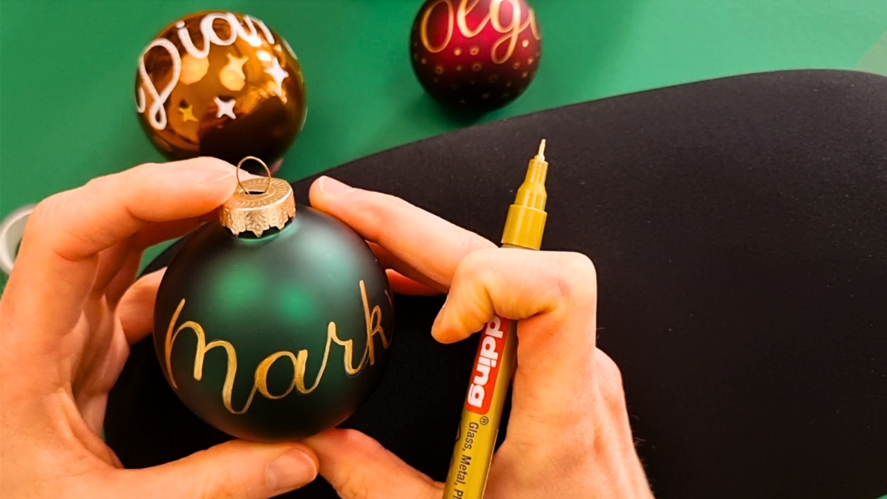 namen-handletteren-op-kerstballen-doe-je-zo