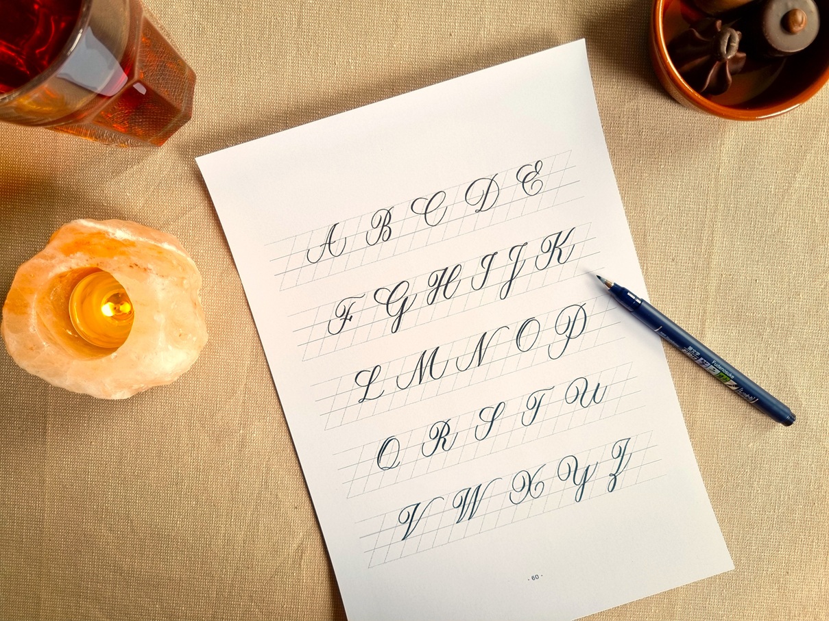 kalligrafie-alfabet-schrijf-mooie-sierletters