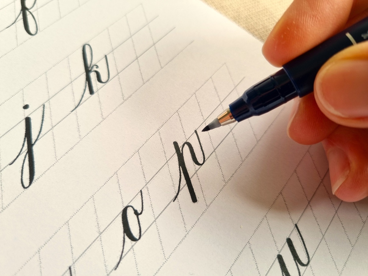 kalligrafie-kleine-letters-oefenen-werkboek kalligrafie-kleine-letters-oefenen-werkboek